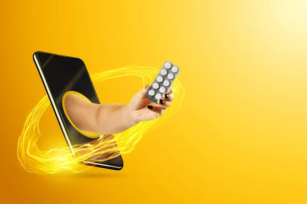 Ruka Doručuje Tablety Pilulky Přes Smartphone Žlutém Pozadí Online Koncept — Stock fotografie
