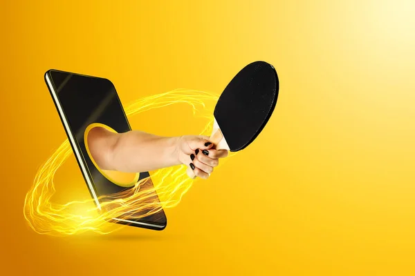 Hand Segura Uma Raquete Ping Pong Através Smartphone Fundo Amarelo — Fotografia de Stock