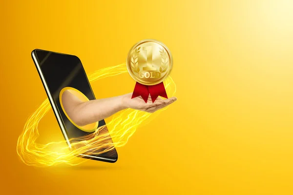 Ruka Dává Zlatou Medaili Přes Displej Smartphonu Žlutém Pozadí Koncept — Stock fotografie