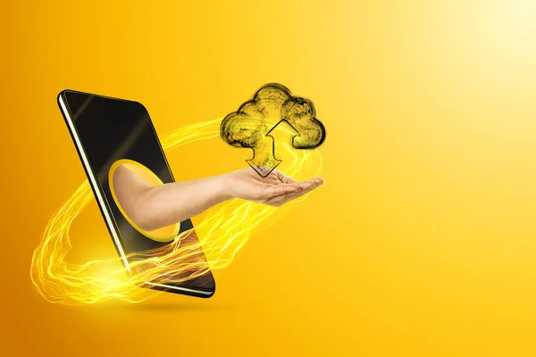 Mano Nube Través Teléfono Inteligente Sobre Fondo Amarillo Concepto Tecnologías — Foto de Stock