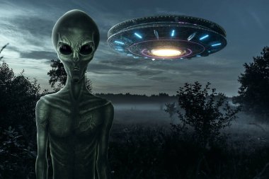 Uçan dairenin arka planında siyah camdan gözleri olan yeşil bir uzaylı. UFO konsepti, uzaylılar, dünya dışı uygarlıkla temas..