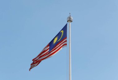 Kuala Lumpur 'daki Independence meydanı yakınlarında Malezya Ulusal bayraklarının genel görünümü.