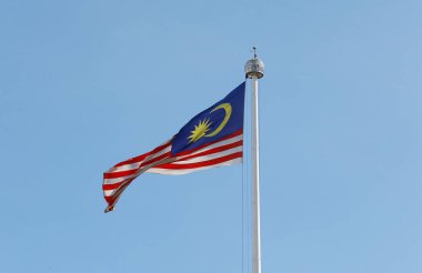 Kuala Lumpur 'daki Independence meydanı yakınlarında Malezya Ulusal bayraklarının genel görünümü.