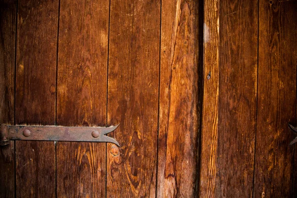 Eski bir ahşap kapı bölümleri. Demir ile dekore edilmiş