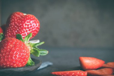 Çilek ile ayarlayın. Rustik koyu arka plan.