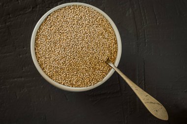 Quinoa, kahverengi pirinç, tohum ve yulaf. Tam tahıl ve vejetaryenler için organik gıda kavramı