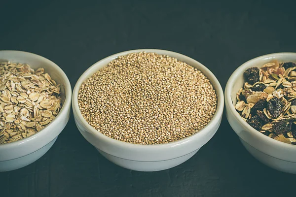 キヌア オート麦の種子全粒穀物と菜食主義者の有機食品のコンセプト — ストック写真