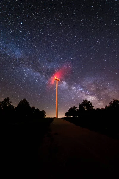 Noční Fotografie Mléčnou Dráhu Jeho Galaktické Centrum Větrný Mlýn Moc — Stock fotografie