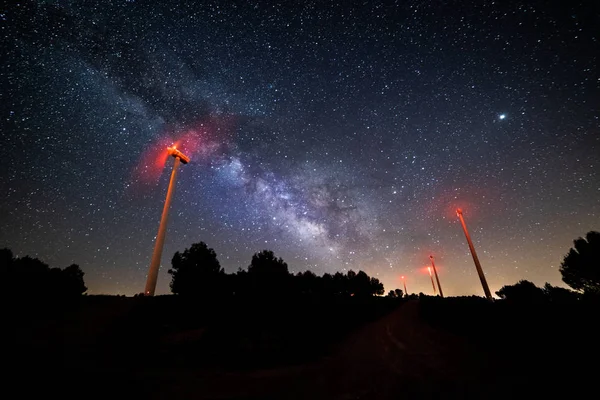 长曝光夜摄影与银河和它的银河中心在风力发电厂 — 图库照片