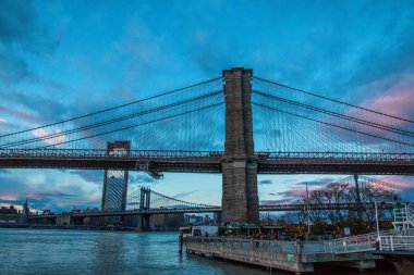 Gün batımında ve düşük bir açıdan brooklin köprü fotoğrafı