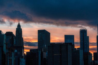 Gün batımında Manhattan'daki gökdelen görünümünü