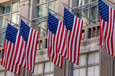 Manhattan wall Street cephesinde Amerikan bayrakları