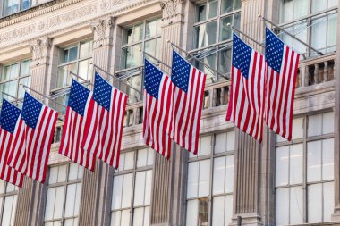 Manhattan wall Street cephesinde Amerikan bayrakları