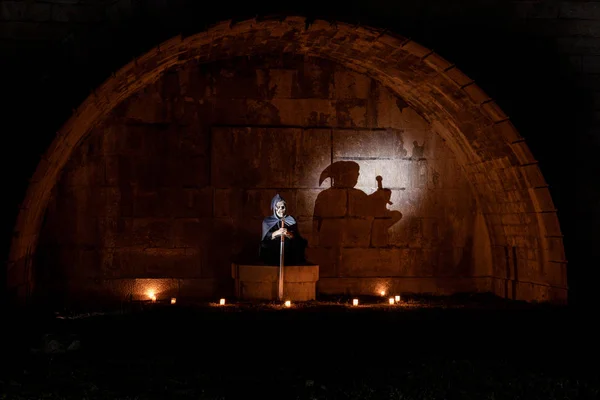 Cena Gótica Terror Brincando Com Sombras Sob Arco Pedra — Fotografia de Stock