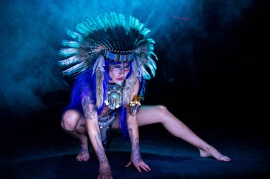 Uzun pozlama ışık ortasında bir model olarak bir Hint pozlar kadın kılığında