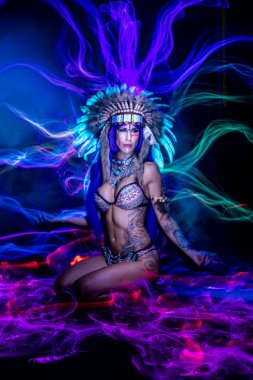 Uzun pozlama ışık ortasında bir model olarak bir Hint pozlar kadın kılığında