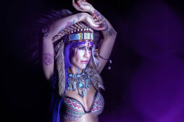 Uzun pozlama ışık ortasında bir model olarak bir Hint pozlar kadın kılığında