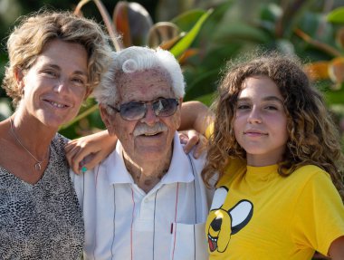 Aile 4 nesil üyeleri uydurdu. Büyükbaba veya büyükanne, torun ve büyük torunları