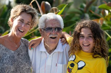 Aile 4 nesil üyeleri uydurdu. Büyükbaba veya büyükanne, torun ve büyük torunları
