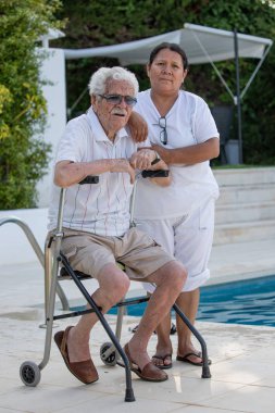 Büyük dedem, 100 yaşında, bir hemşire tarafından tedavi