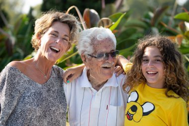 Aile 4 nesil üyeleri uydurdu. Büyükbaba veya büyükanne, torun ve büyük torunları