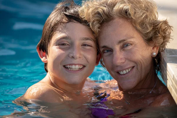 休暇中のスイミング プールは母と子の肖像画 — ストック写真