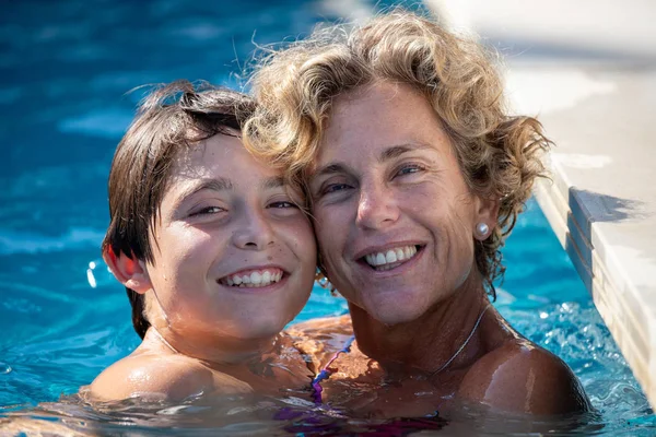 休暇中のスイミング プールは母と子の肖像画 — ストック写真