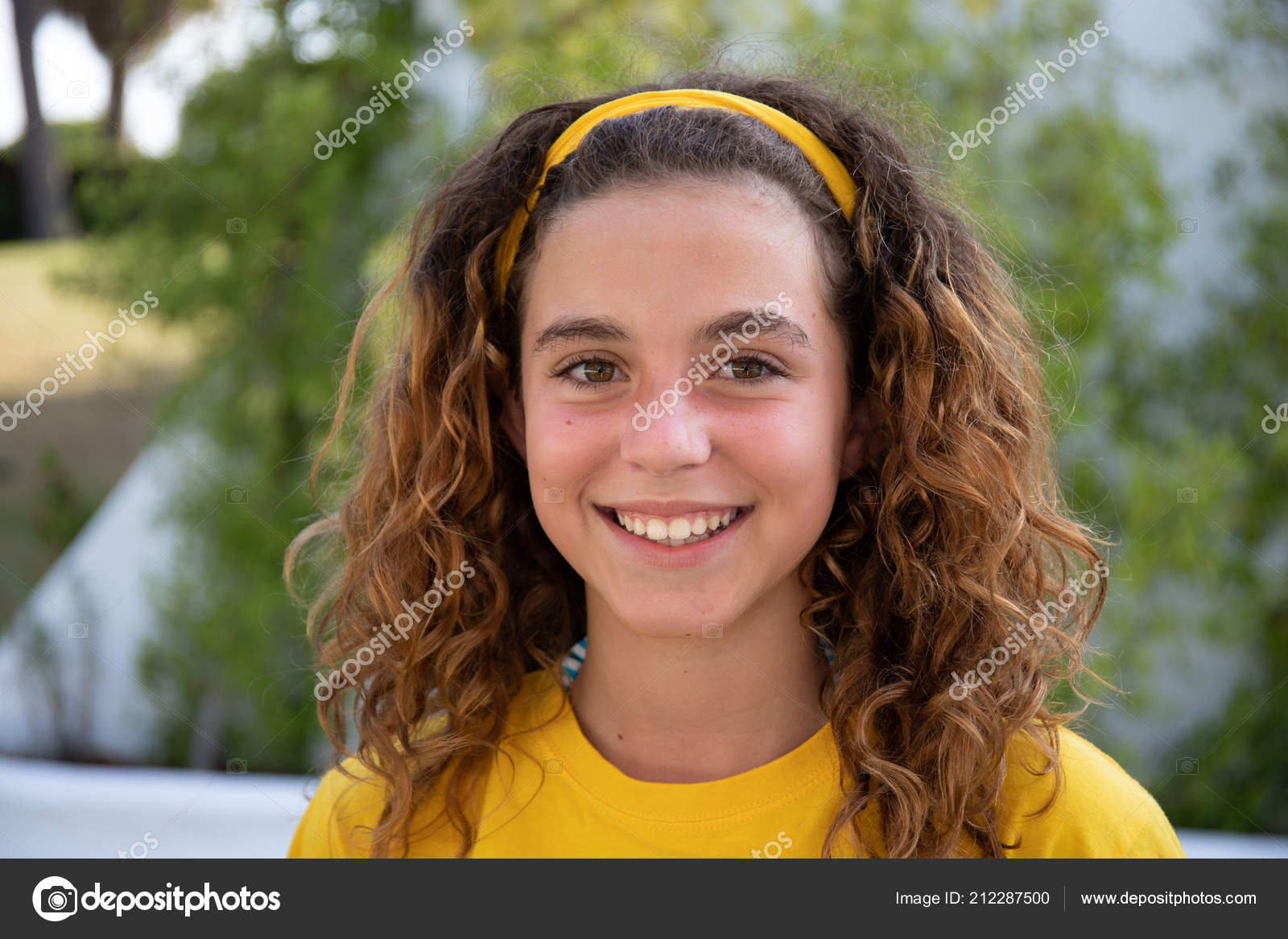 Retrato de uma menina loira de 10 anos no parque