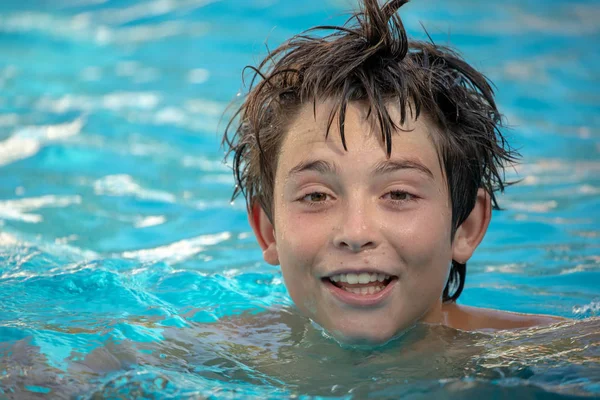 12 yaşındaki çocuk evinin yüzme havuzunda yaz aylarında oynarken.