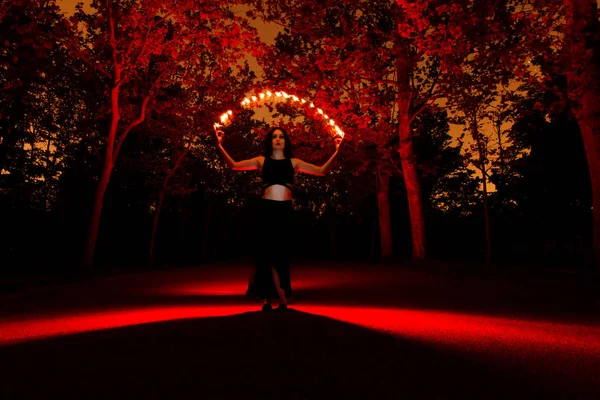 Bruja Jugando Con Luces Como Fuego Bosque Durante Halloween — Foto de Stock