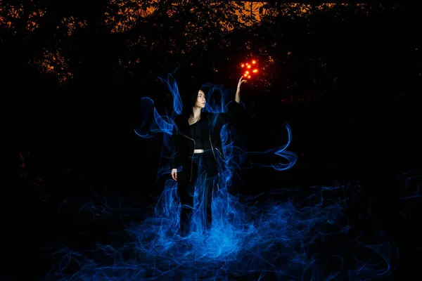 Bruja Jugando Con Luces Como Fuego Bosque Durante Halloween — Foto de Stock