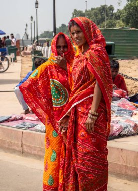 Jaipur, Hindistan, 18-20 Eylül 2018, Hintli kadın içinde onların her zamanki günlük işler işte tipik renkli saris giyinmiş.