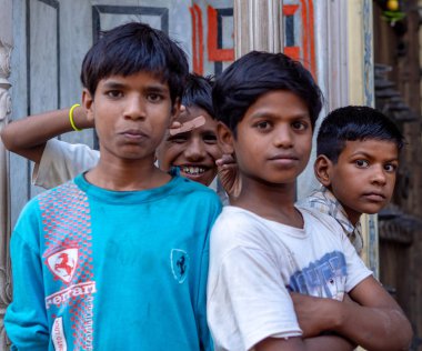 Delhi, Hindistan, genç erkek 18-20 Eylül 2018 A grup tasvir için poz eğlenceler