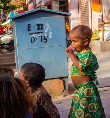 Jaipur, Hindistan, 20 Eylül 2018 günlük sahneleri izlerken para istiyorlar ya da onlar için poz turistler, yerel halkın