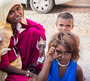 Jaipur, Hindistan, 20 Eylül 2018 günlük sahneleri izlerken para istiyorlar ya da onlar için poz turistler, yerel halkın