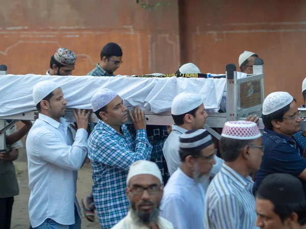 Jaipur, Hindistan, 18-22 Eylül 2018 A grup bir süre önce mezar tabut taşıyan insan.