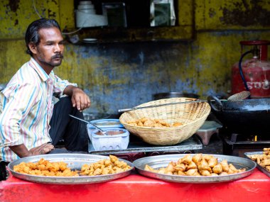 18-22 Eylül 2018 Jaipur, Hindistan, dostum, ona bir şey satın almak bir müşteri bekleniyor onun gıda İşyeri.