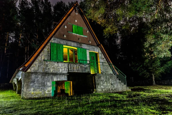 Lång Exponering Fotografi Ett Vackert Hus Skogen Belysta Med Ficklampor — Stockfoto