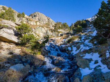 Andorra'da güneşli bir dağlık ve karlı manzara fotoğrafı
