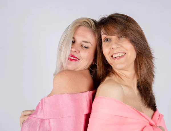 Photo Shoot Two Friends Posing Pink Foulard Affectionate Attitude — Stock Photo, Image