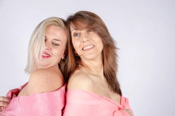 Photo Shoot Two Friends Posing Pink Foulard Affectionate Attitude — Stock Photo, Image