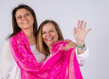 İki arkadaş pembe fular ve sevgi tutum ile poz fotoğraf çekimi.