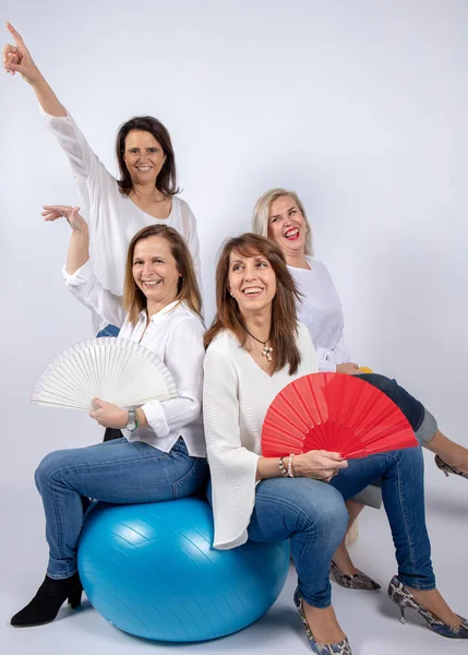 Grupo Mujeres Amigas Mediana Edad Divirtiéndose Una Sesión Fotos Estudio — Foto de Stock