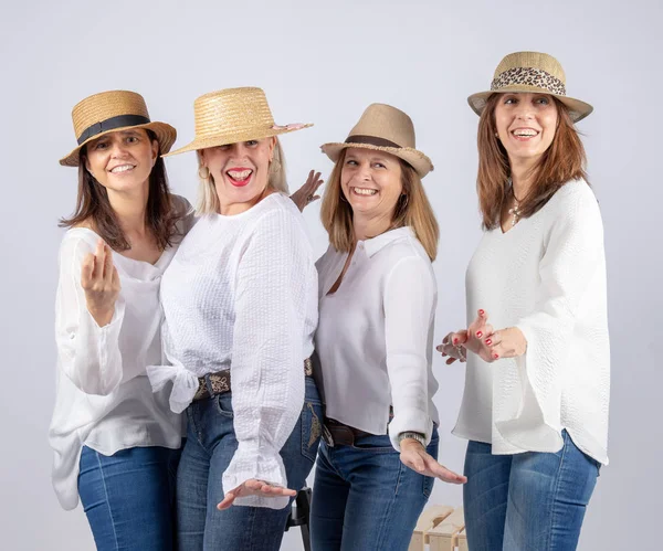 Détournement Quatre Amis Dans Studio Photographique Pied Avec Chapeau — Photo