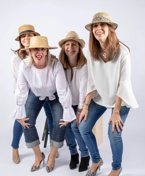 Desvío Cuatro Amigos Estudio Fotográfico Pie Con Sombrero — Foto de Stock