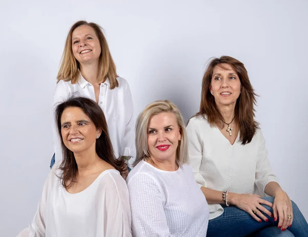 Група Чотирьох Жінок Друзів Середньому Віці Розважається Фотосесії Студії Білим — стокове фото
