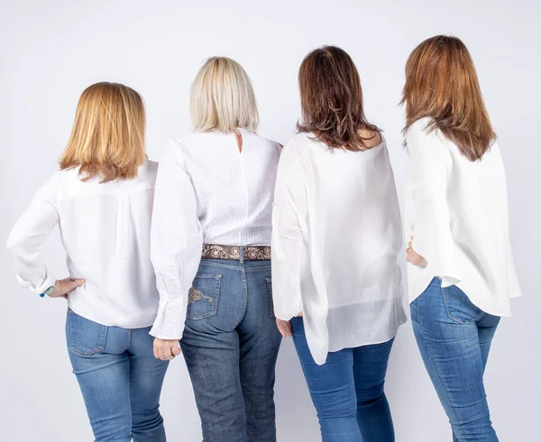 Grupo Mujeres Amigas Mediana Edad Divirtiéndose Una Sesión Fotos Estudio — Foto de Stock