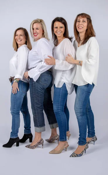 Grupo Mujeres Amigas Mediana Edad Divirtiéndose Una Sesión Fotos Estudio — Foto de Stock