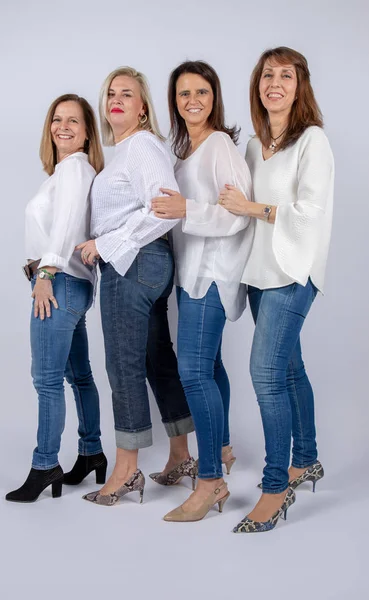 Groupe Femmes Amies Âge Moyen Amusant Dans Une Séance Photo — Photo