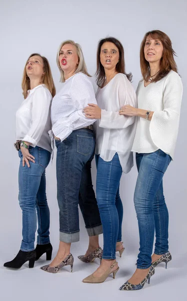 Grupo Mujeres Amigas Mediana Edad Divirtiéndose Una Sesión Fotos Estudio — Foto de Stock